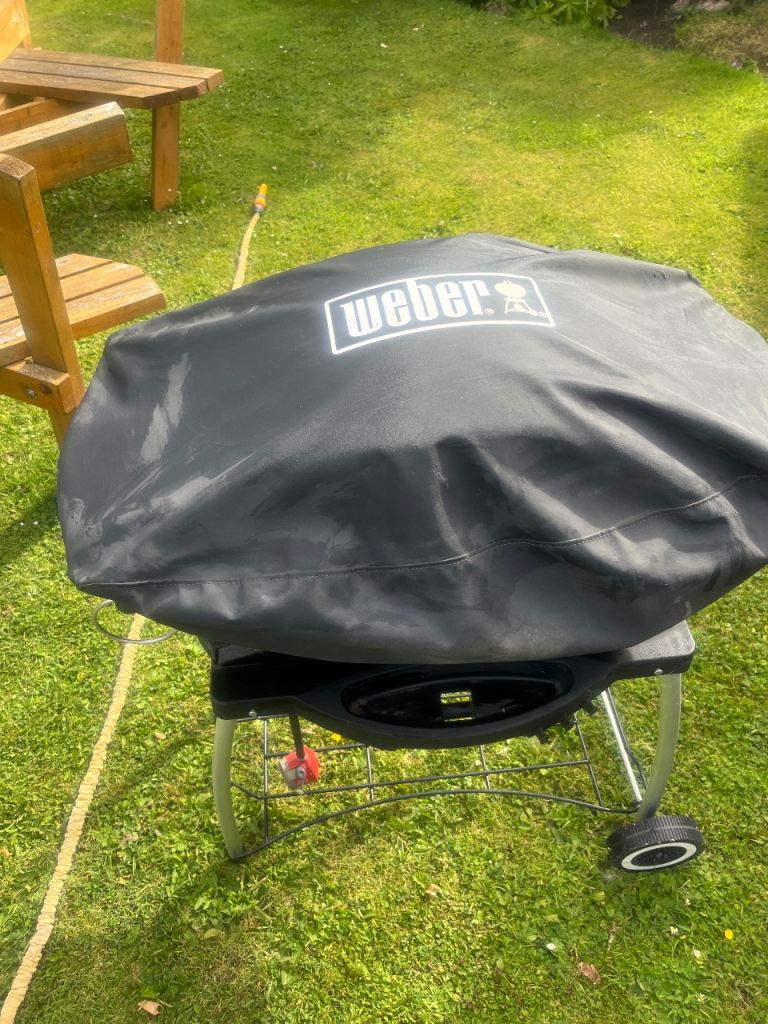 Weber Q2000 Gas BBQ with Stand and Cover – Good Condition