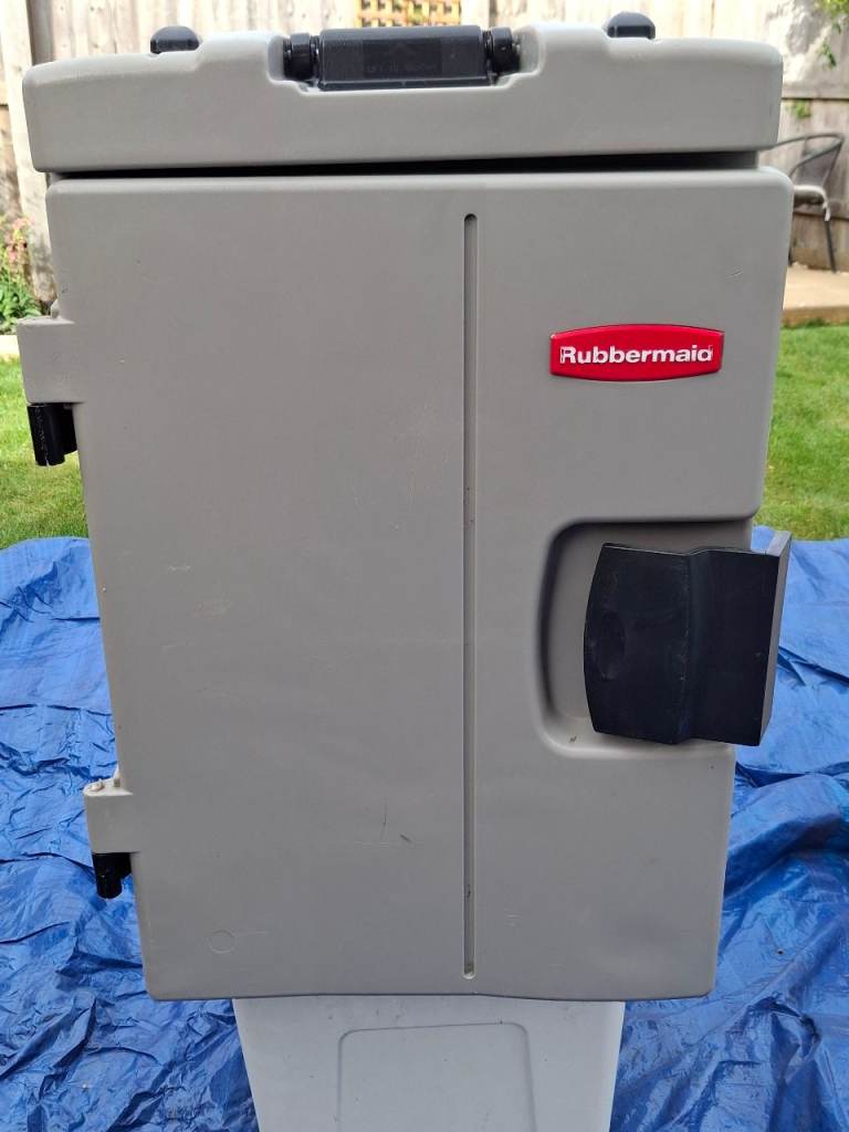 Rubbermaid Commercial Products 89L CaterMax 100 Front Load Carrier - Platinum