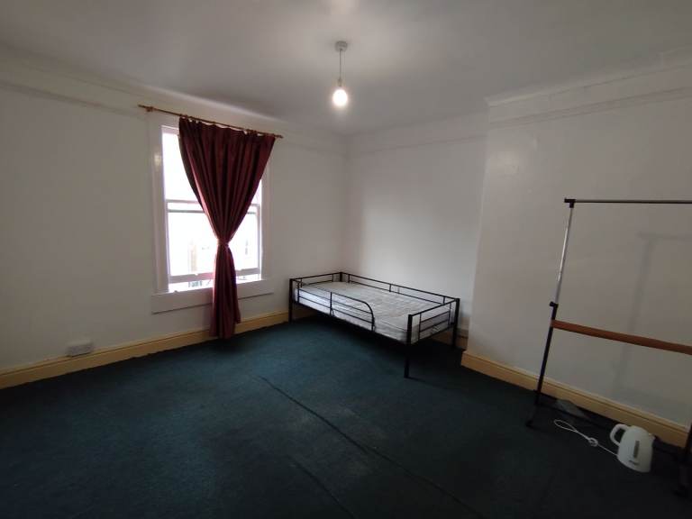Double furnished room in a shared house at city centre