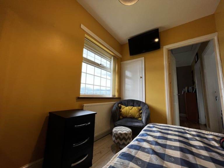 Single room in a luxury house share, all bills included. No Benefits