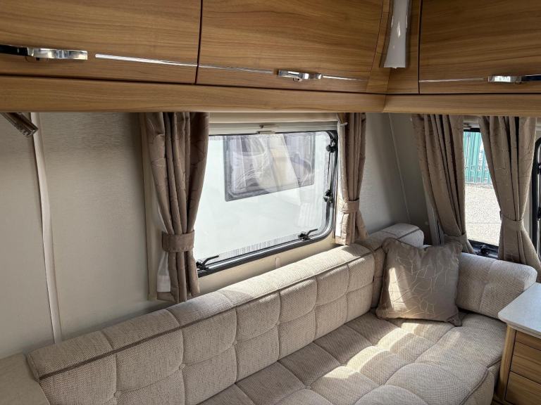 ELDDIS AVANTE 462 - 2 BERTH CARAVAN WITH END WASHROOM AND MOTORMOVER