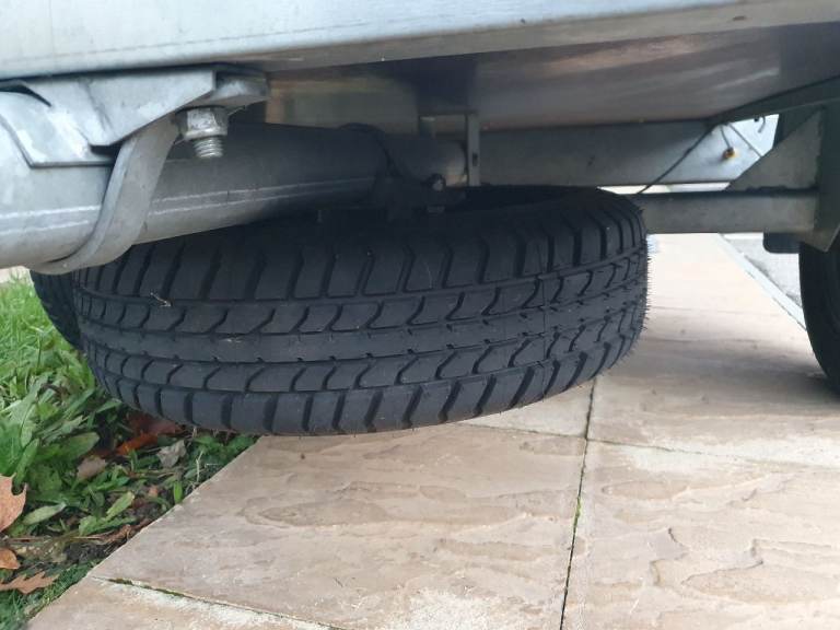 Agados 6x4 Trailer with lockable hard top and roof rack 