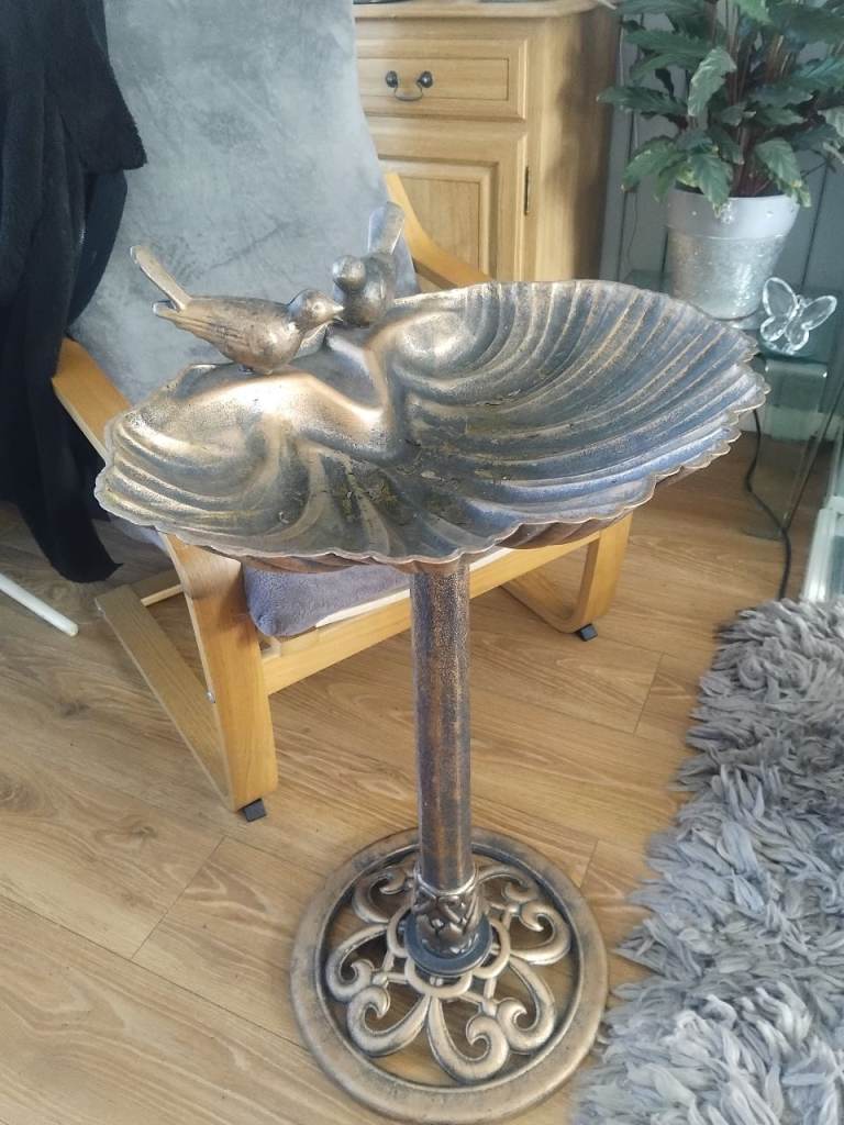 Plastic bird bath/feeder £10