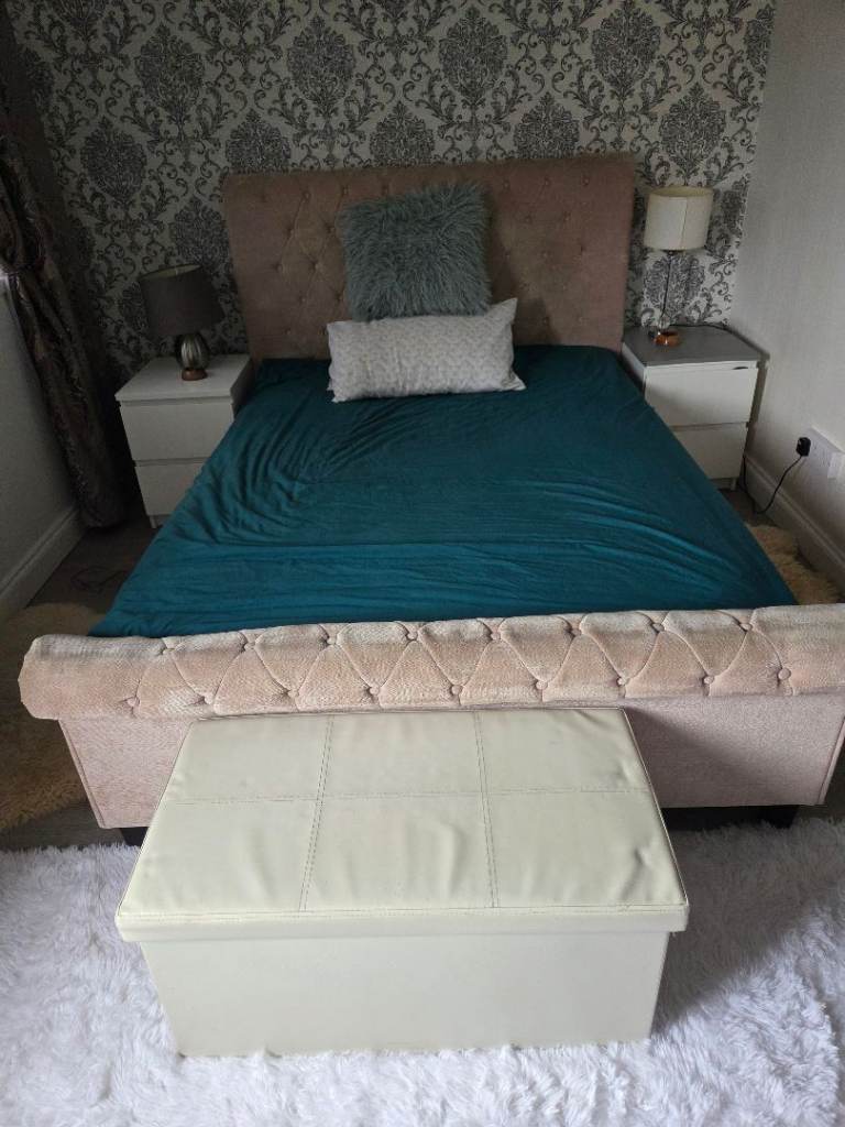 Large Double Room with ensuite shower overlooking the sea