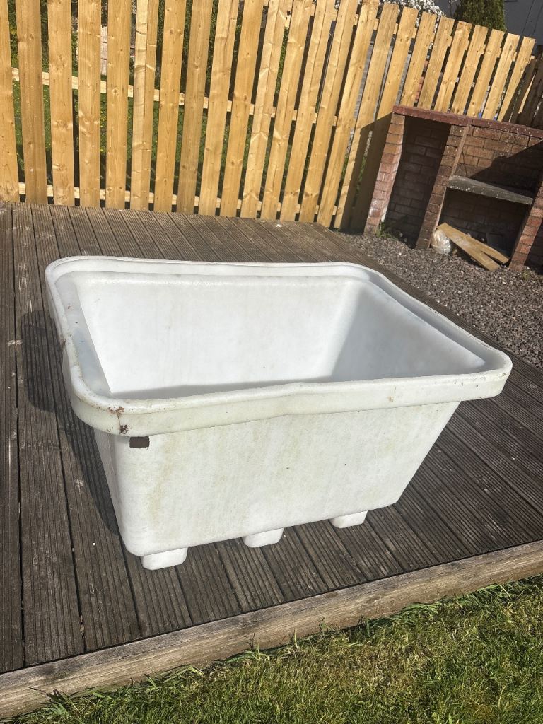 Plastic tub