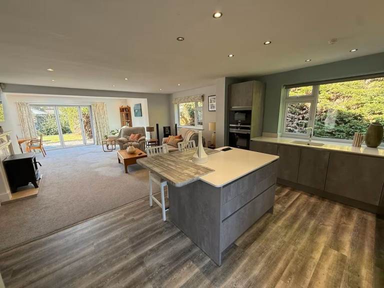 3 BED RENOVATED BUNGALOW TO RENT IN BURTON, CHRISTCHUCH - Short Term