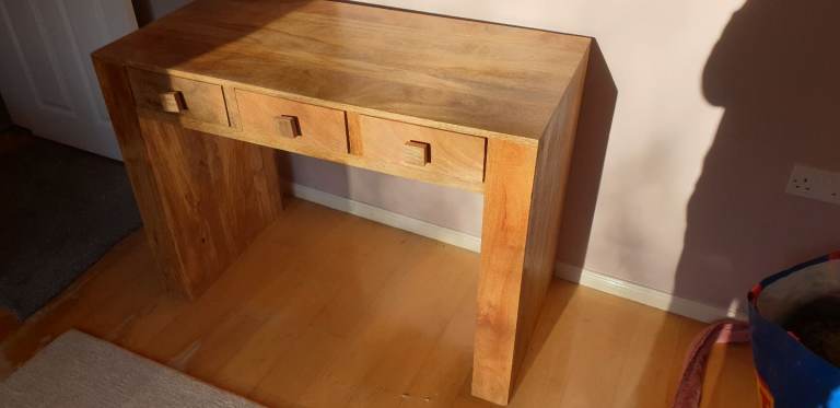 Mantis Light Computer Desk