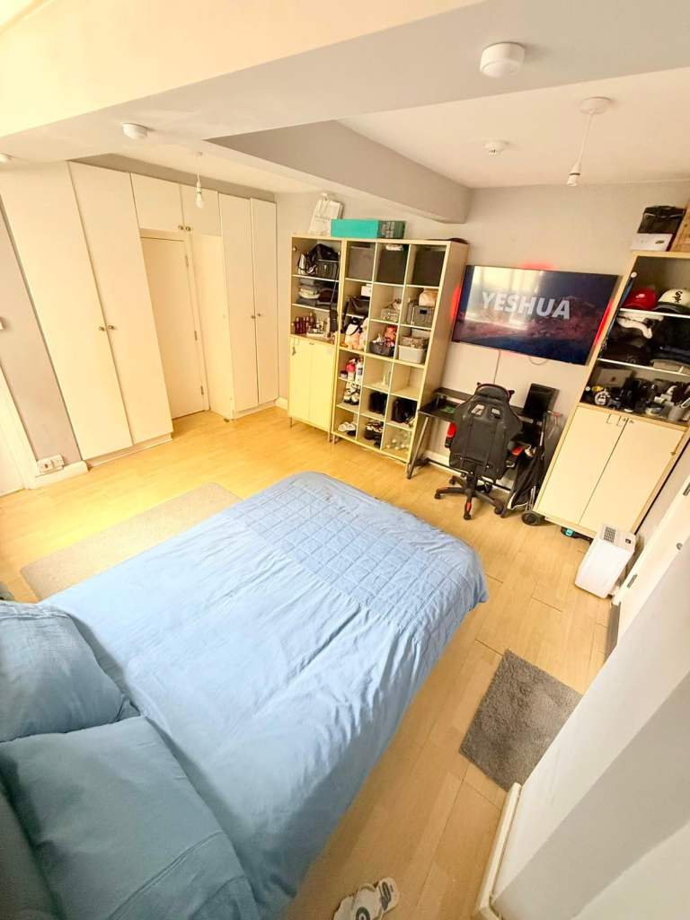 STUDIO FLAT FOR RENT IN WOOD GREEN N22 1 MIN FROM STATION. 
