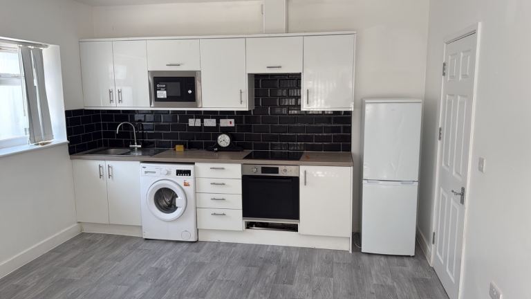 High spec 3 bedroom flat to rent - CV5