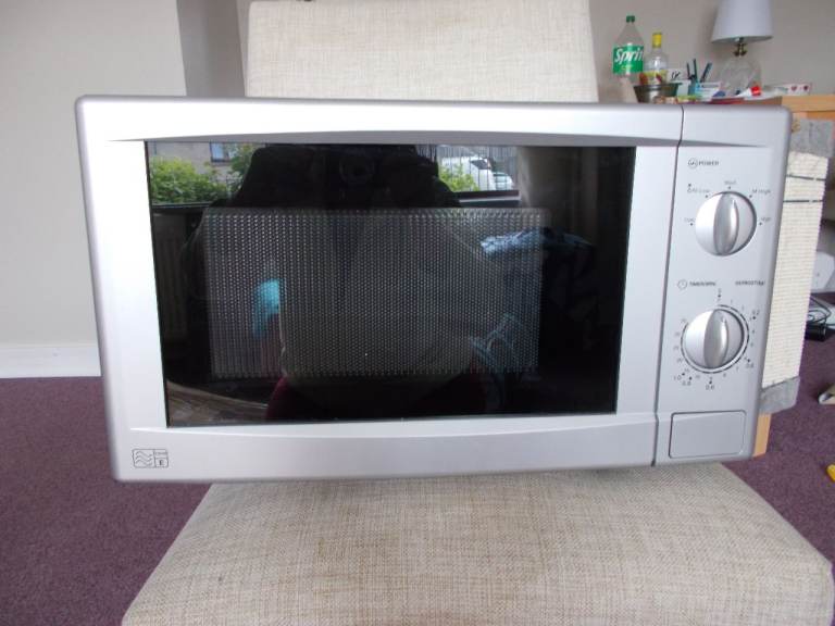 Silver Microwave Oven 700W – Good Working Order