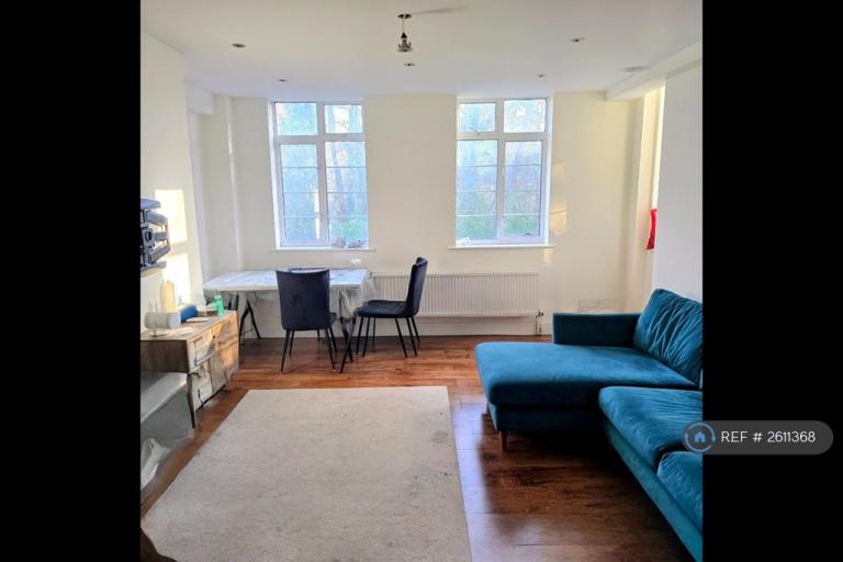 3 bedroom flat in Grove House, London, N3 (3 bed) (#2611368)