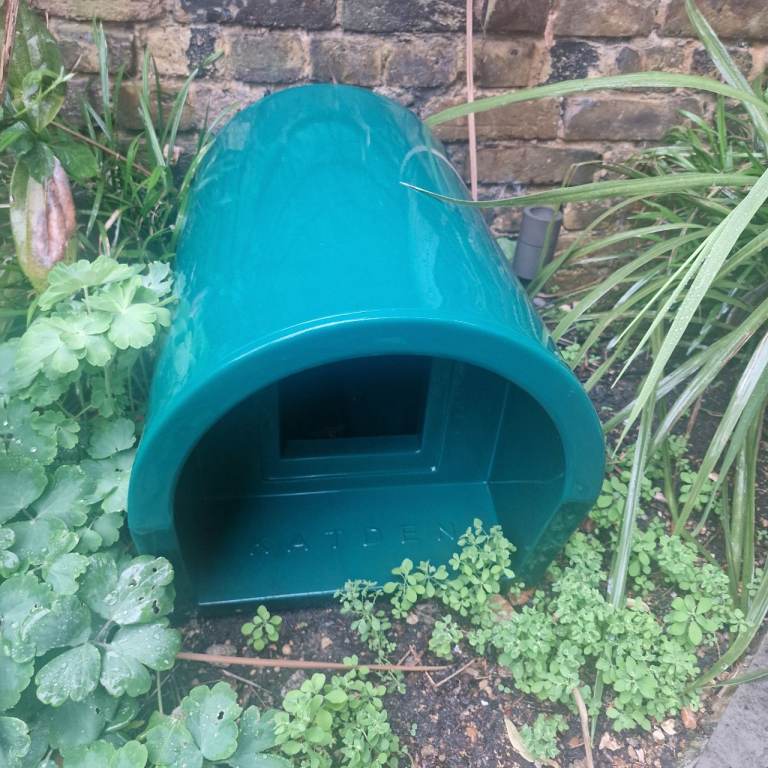Title: Catden Outdoor Cat House – Weatherproof Garden Shelter (Great Condition)