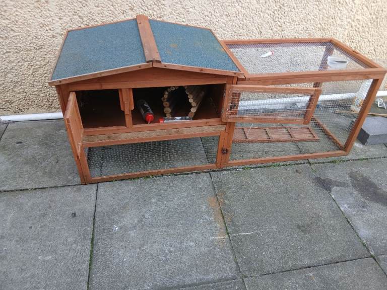Outdoor hutch with run