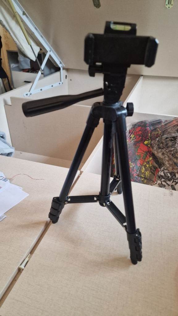 Black Camera/Phone Tripod with Level – Good Condition