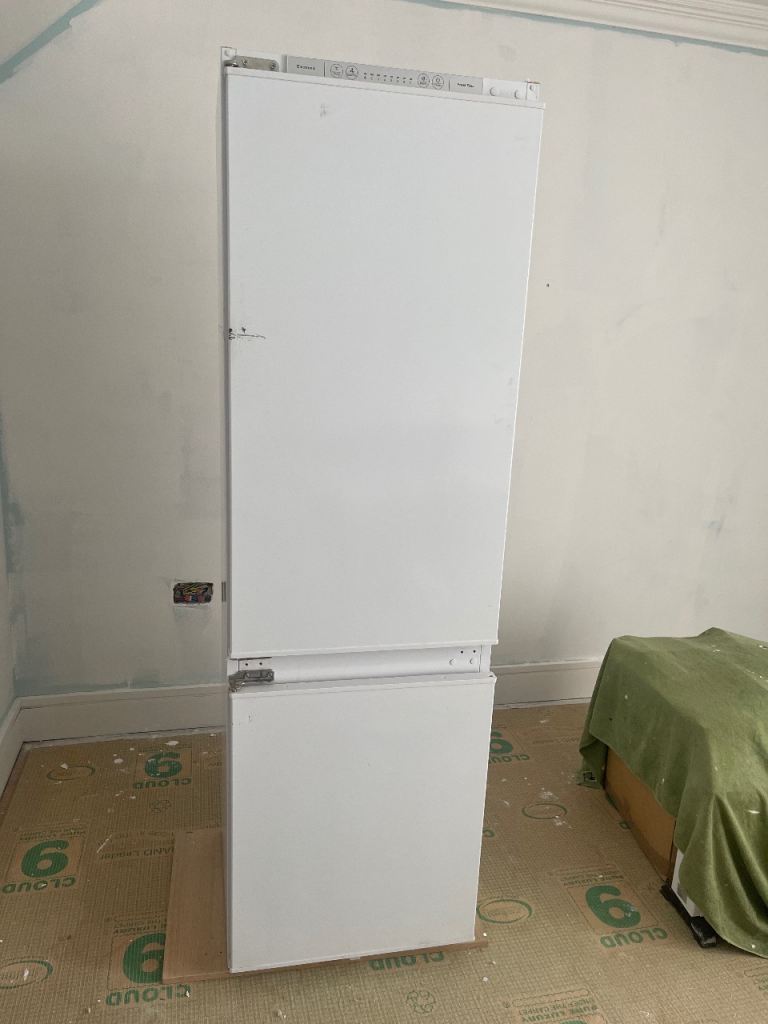 Integrated fridge freezer 
