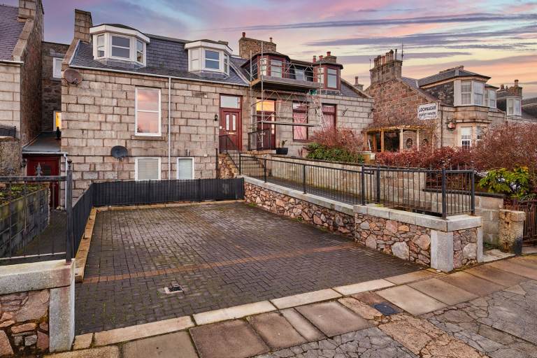 Spacious 2-Bedroom Unfurnished Flat to Rent – Close to City Centre