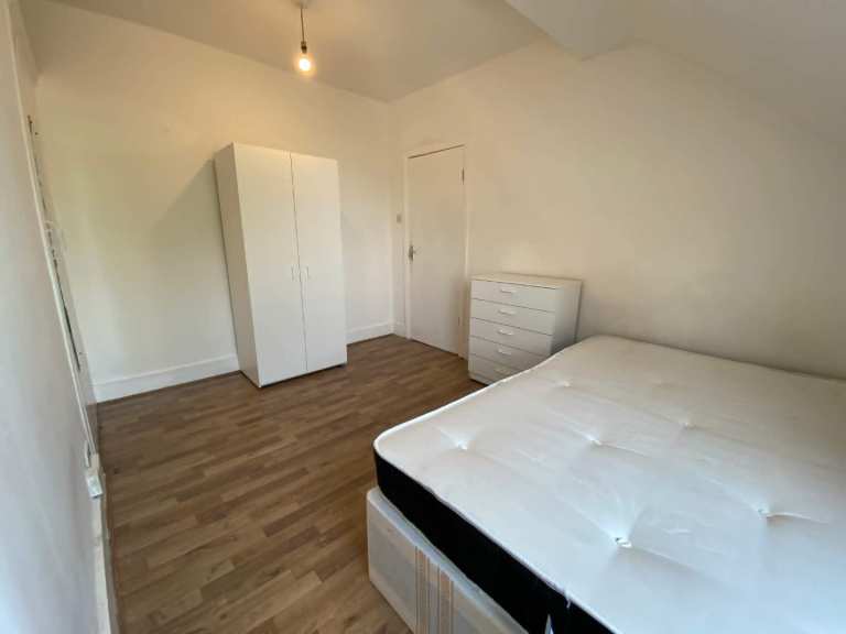 Rooms available £640pcm - £680 bills included 