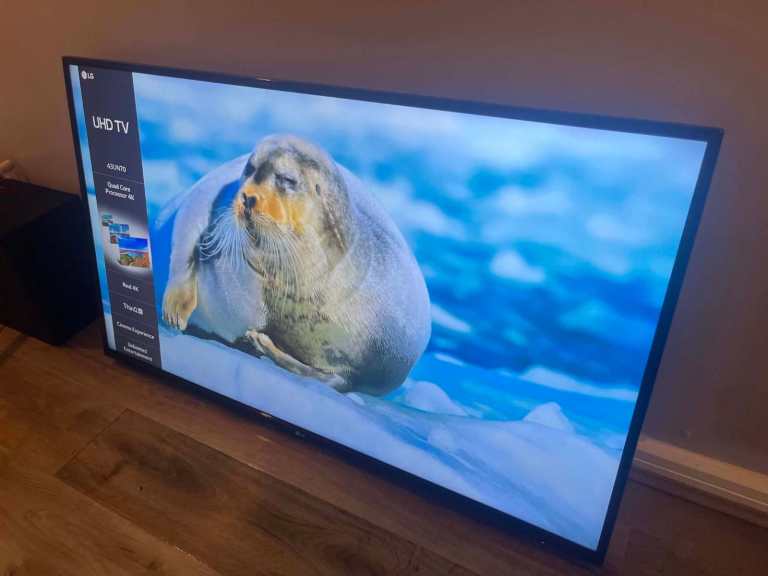 Ex display 43 inch LG smart 4 k uhd tv with wi fi immaculate like new RRP £249 we selling £130 each