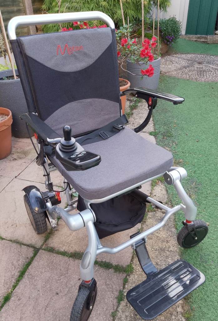 Lightweight folding electric wheelchair