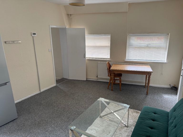 Two bedroom flat. West Reading