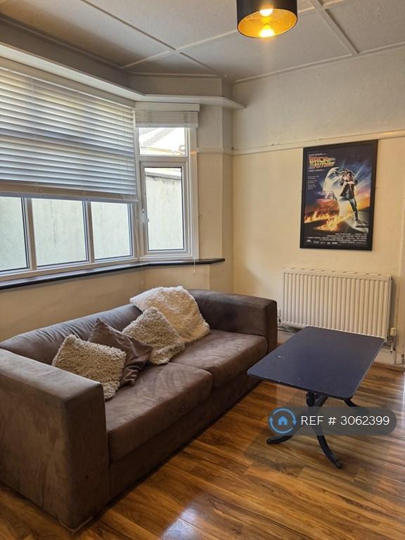 4 bedroom flat in Wimborne Road, Bournemouth, BH9 (4 bed) (#3062399)