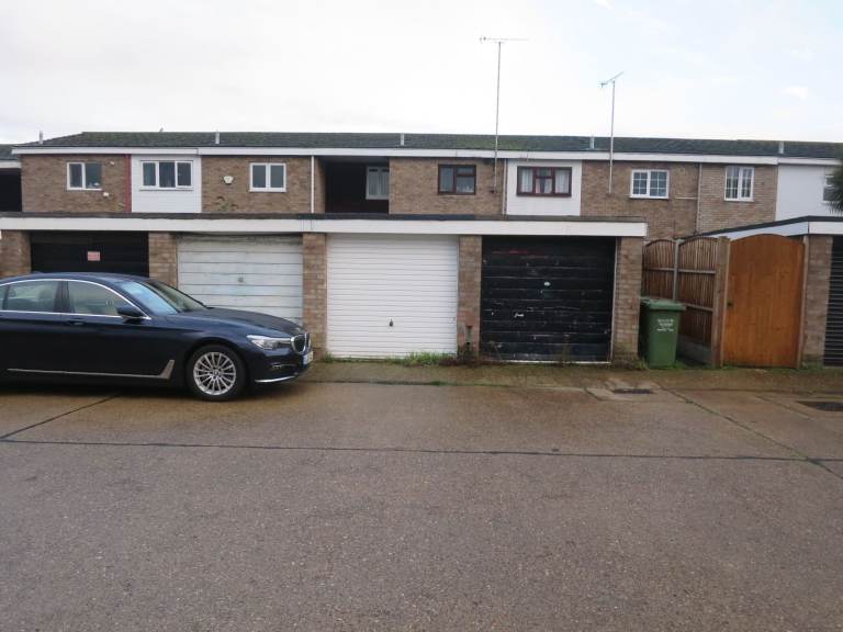 Reduced! SS14 ~ Lock up Garage ~ Rose Acre ~ Basildon ~ SS14 ~ Easy access ~ Newish roof & door ! 