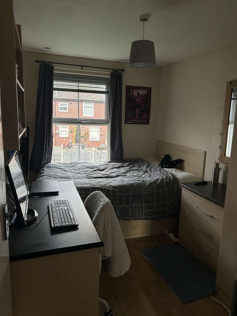 Bedroom to rent in 7 bed house