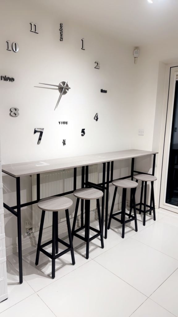 Freshly Refurbished House - Private Rd - Parking Bays