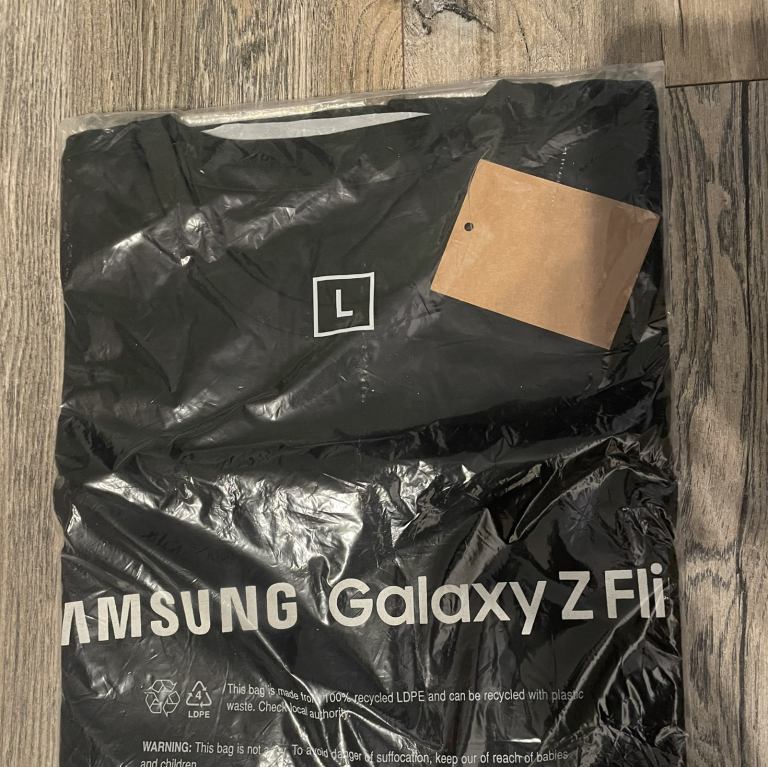 Samsung Galaxy ZFlip Cotton Tshirt with Badge Size L