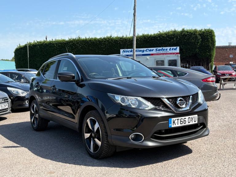 2017 Nissan Qashqai 1.6 dCi N-Connecta 5dr ++ PANROOF / 35 TAX / ULEZ / NAV / 10 SERVICES ++ HATC...
