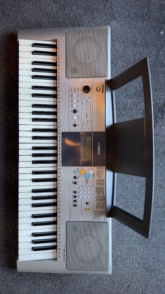 Yamaha PSR E323