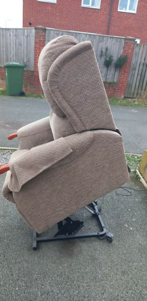 CHAIR - RISE AND RECLINE CHAIR - electric , full remote , free local delivery just ask