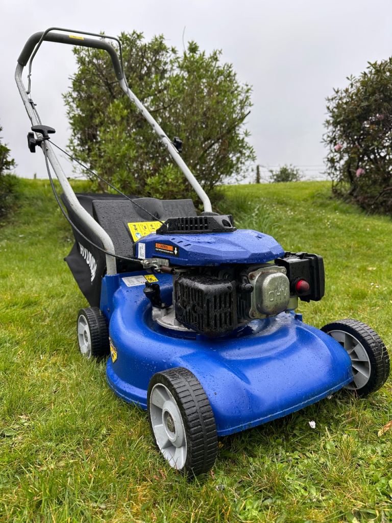 Hyundai petrol lawnmower VGC serviced sharpened poly deck mower won’t rust suit caravan small garden