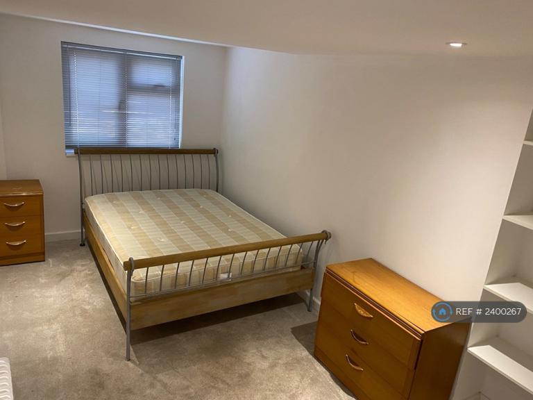 2 bedroom flat in Nightingale Road, Hitchin, SG5 (2 bed) (#2400267)