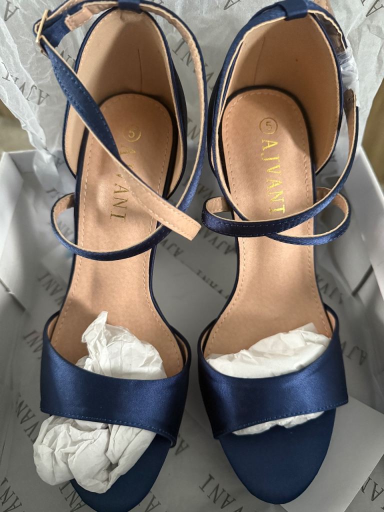 image for *NEVER BEEN WORN* Navy heels (size 5)