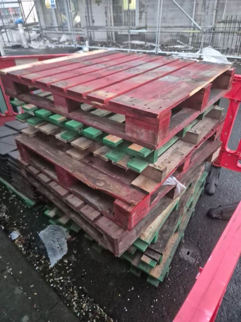 Pallets free for uplift