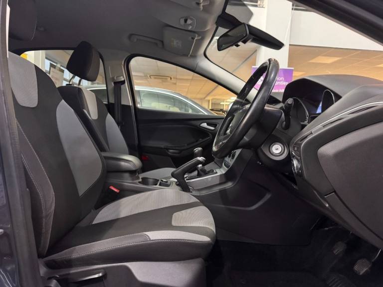 2014 Ford Focus 1.6 TDCi 115 Zetec Navigator 5dr HATCHBACK DIESEL Manual