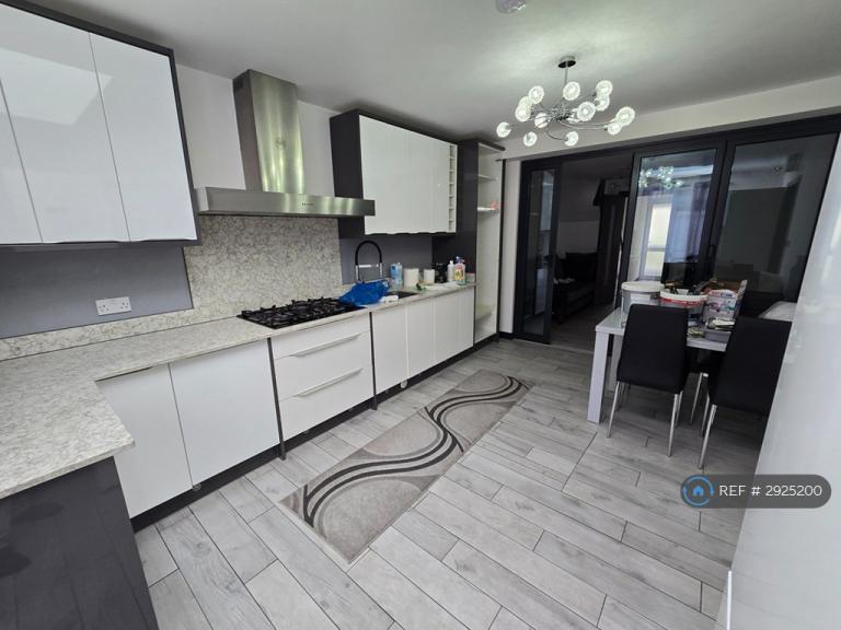 2 bedroom flat in Arundel Close, London, E15 (2 bed) (#2925200)