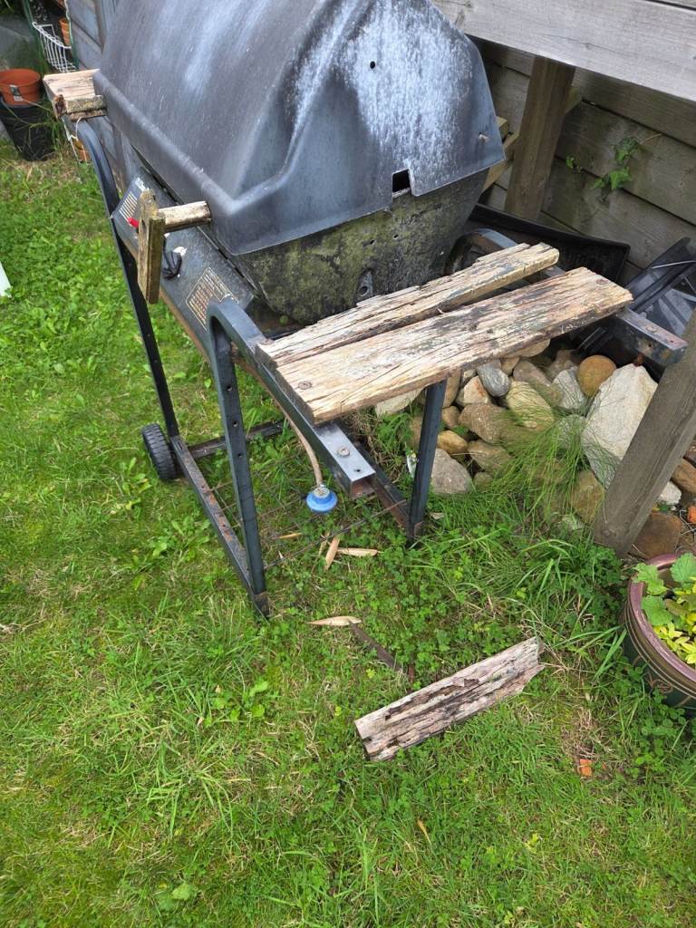 OLD BBQ FREE ONLY FOR SCRAP 