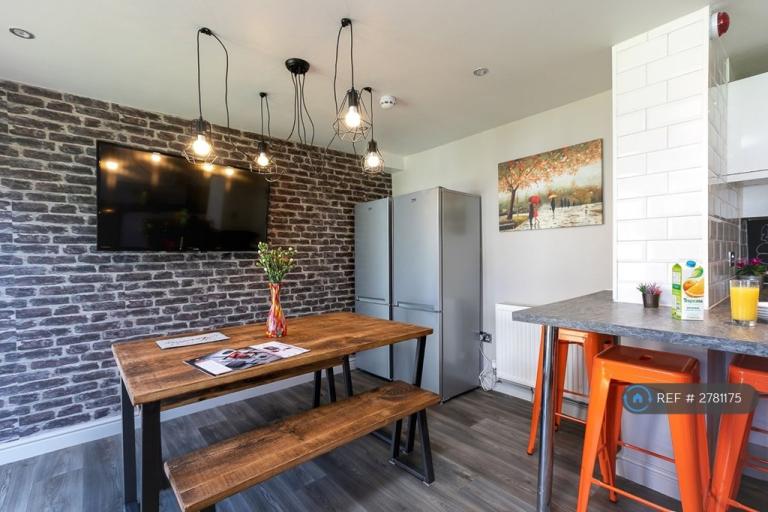 1 bedroom in Cherry Tree Avenue, Staines-Upon-Thames, TW18 (#2781175)