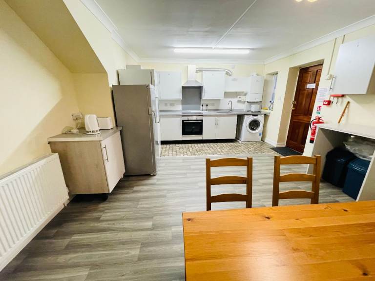 LARGE DOUBLE BEDROOM WITH PRIVATE BATHROOM TO RENT ON ASHLEY ROAD BH14 9BY