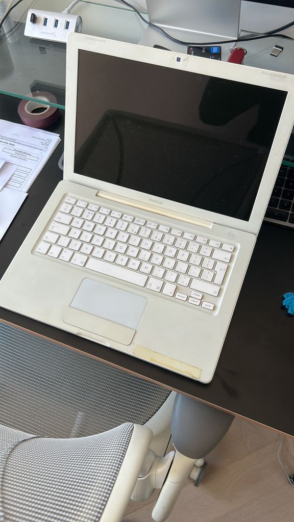 Apple MacBook Laptop – A1181 - not working