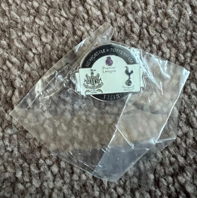 Newcastle united v Tottenham 2017-2018 Season pin badge New
