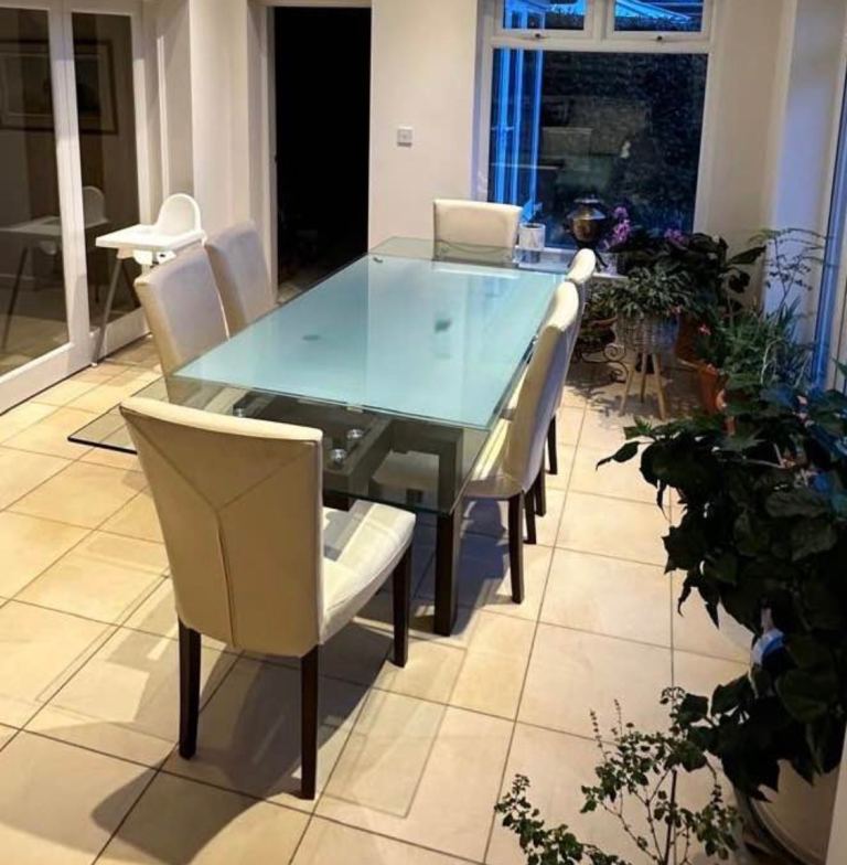 Calligaris extendable glass table with 6 chairs