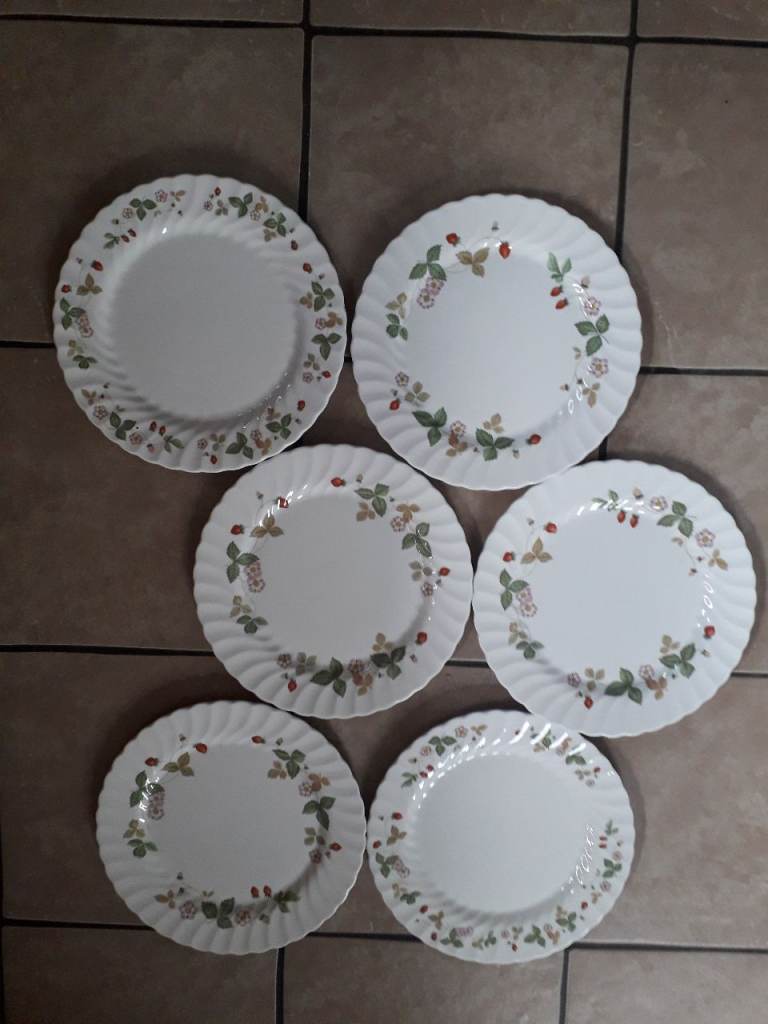 Six large dishes outer diameter 28 cm