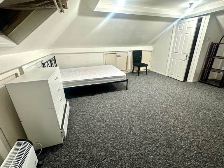 🪄🌸Huge Loft Room in Gorgeous House with Garden | Close to Gants Hill station!