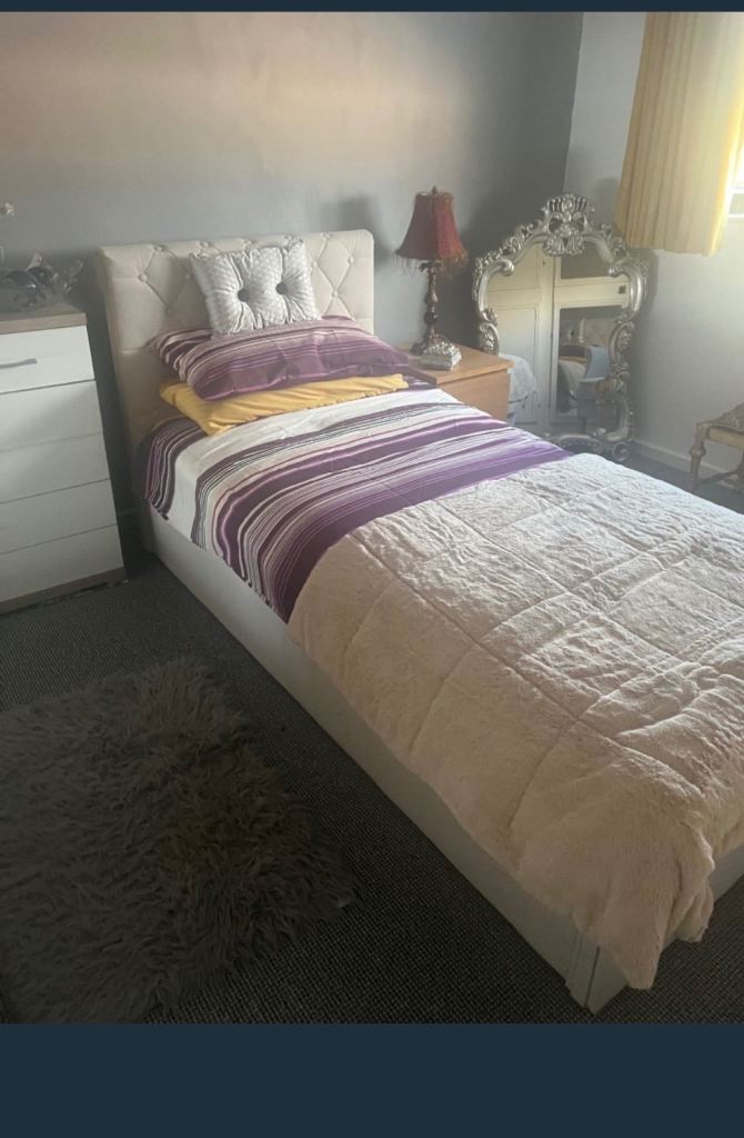 Room to rent in cv5 area 