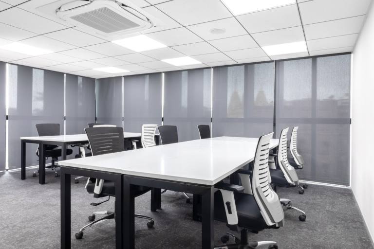 Kensington - W14 8TS \ Adaptable Office Space with a 15-Desk Layout