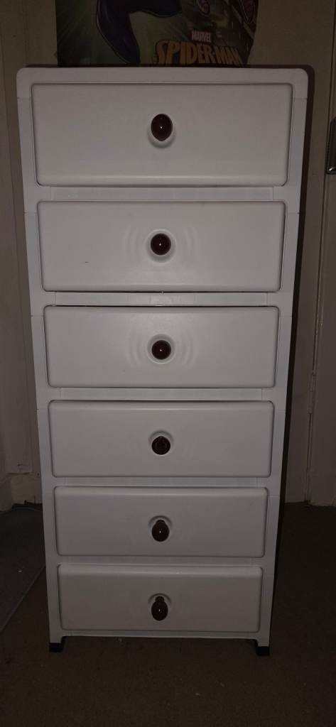 White Plastic Chest of 6 Drawers – Good Condition