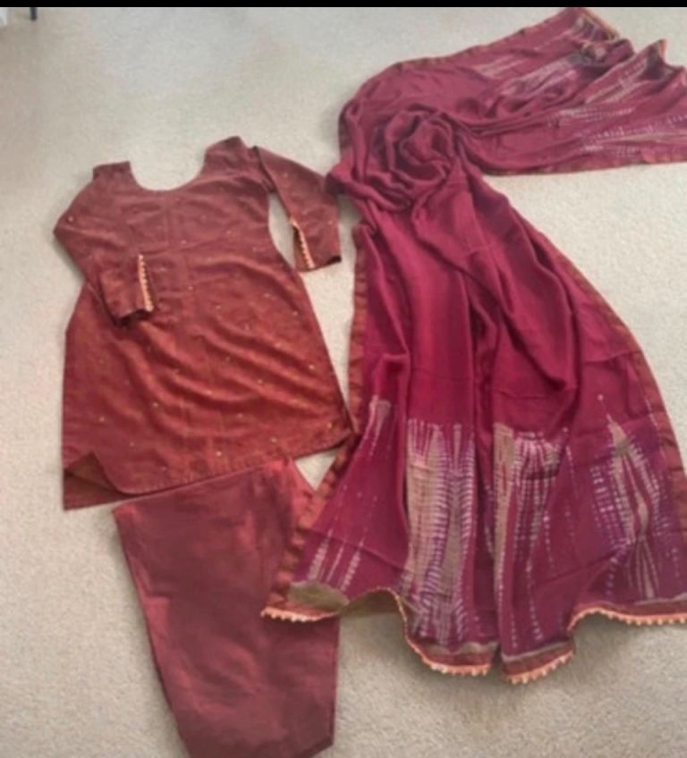 Beautiful Pakistani shalwar kameez in burgundy suit with lovely silk duppatta. Size 10-12.